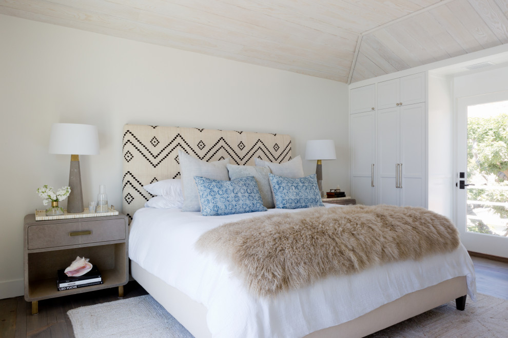 Esempio di una camera da letto costiera con pareti bianche, parquet scuro, pavimento marrone, soffitto a volta e soffitto in legno