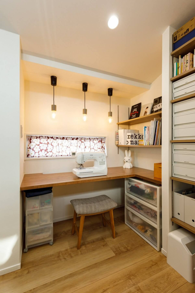 Design ideas for an industrial home office in Tokyo Suburbs.