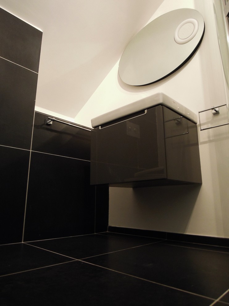 Photo of a contemporary bathroom in Dublin.