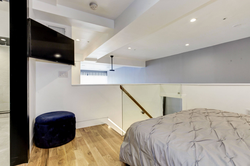 Foto på ett mellanstort funkis sovloft, med vita väggar, ljust trägolv och beiget golv
