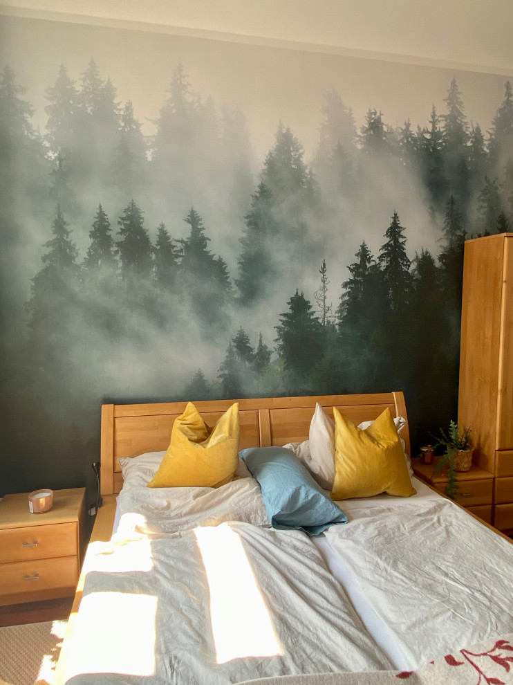 Foto de dormitorio principal actual de tamaño medio con paredes azules, suelo marrón y papel pintado