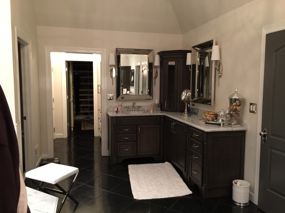 Inspiration for a transitional bathroom remodel in Chicago