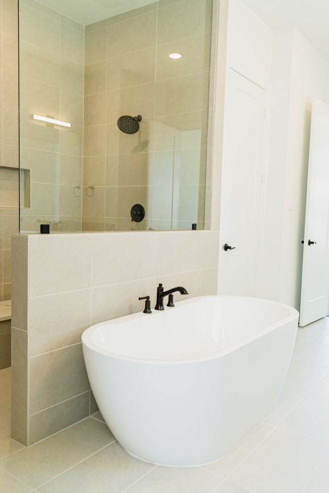 Inspiration för mellanstora moderna badrum, med ett fristående badkar och med dusch som är öppen