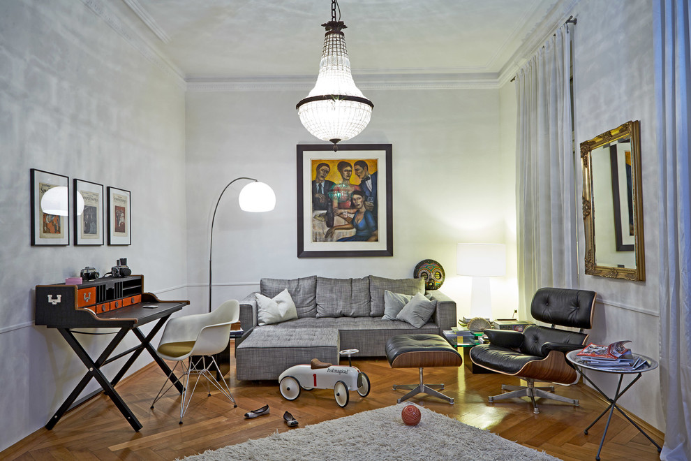 Stilmix Wohnzimmer mit weißer Wandfarbe in Frankfurt am Main