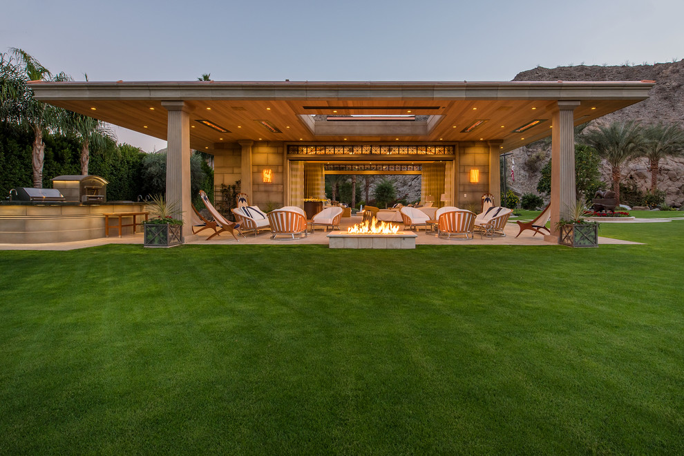 Transitional home design photo in Los Angeles