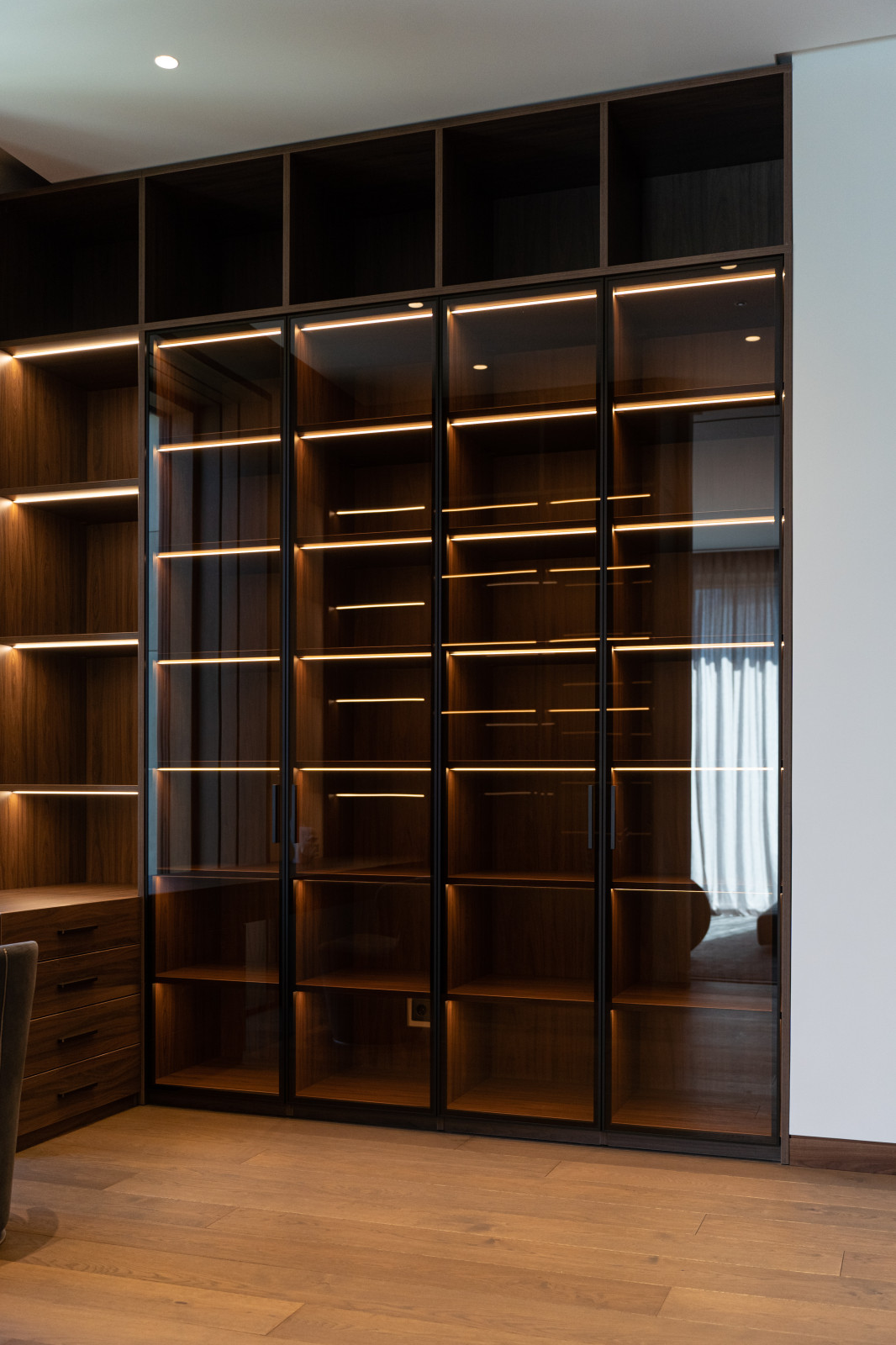 Гардеробная комната с распашными стеклянными RPE фасадами