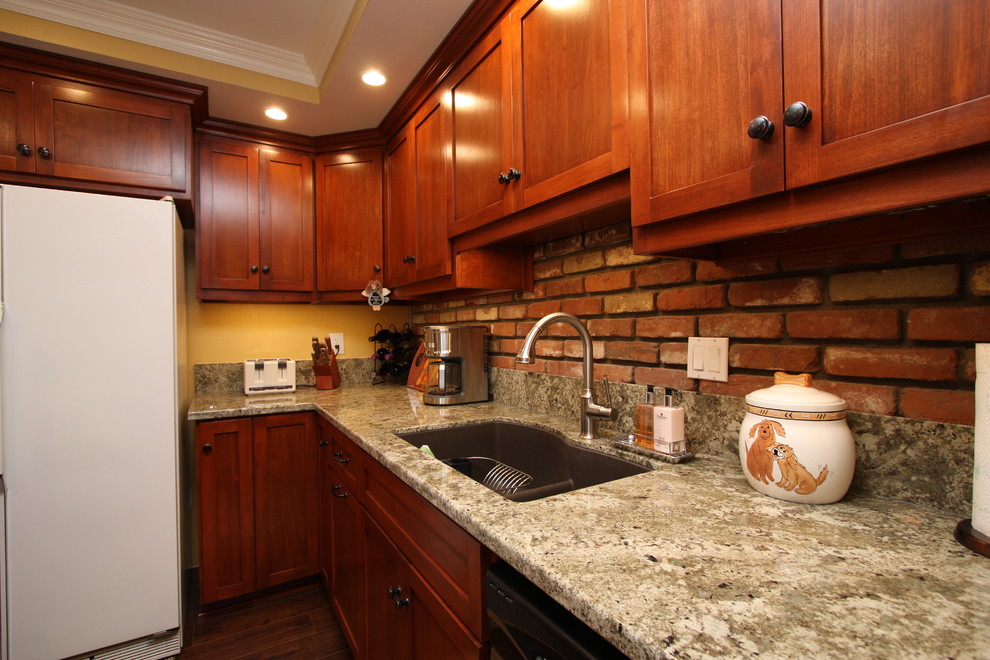 Inspiration for a mid-sized transitional kitchen remodel in Orange County