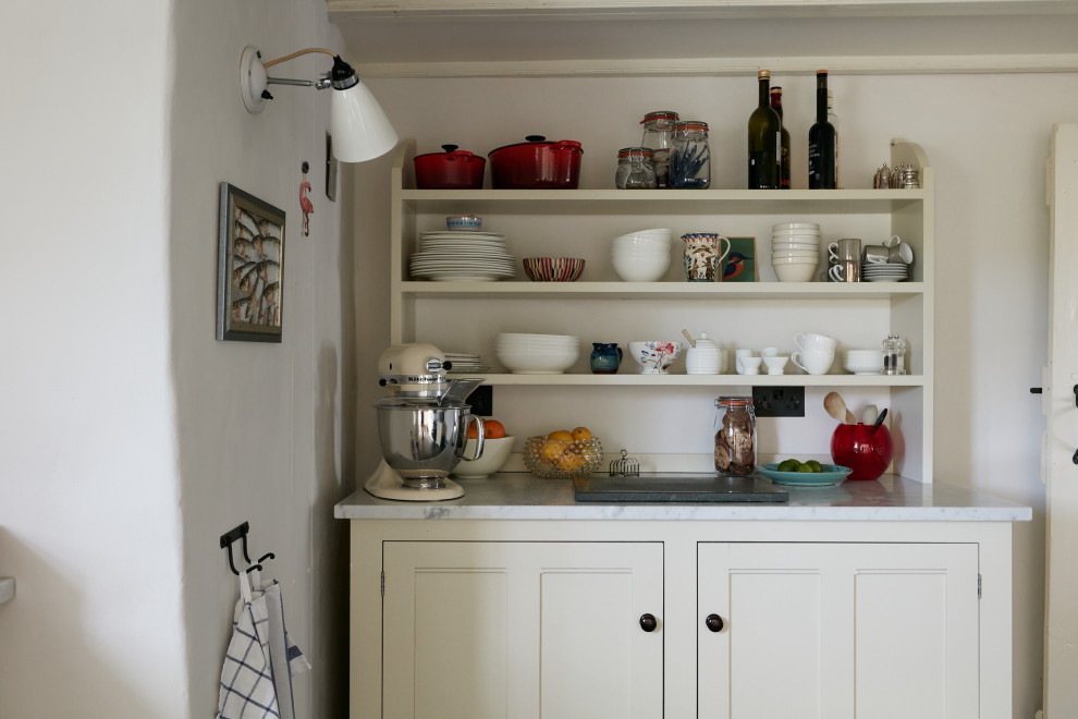 Esempio di una cucina abitabile chic con lavello stile country, ante in stile shaker, ante beige, top in marmo, paraspruzzi grigio, paraspruzzi in marmo e top grigio