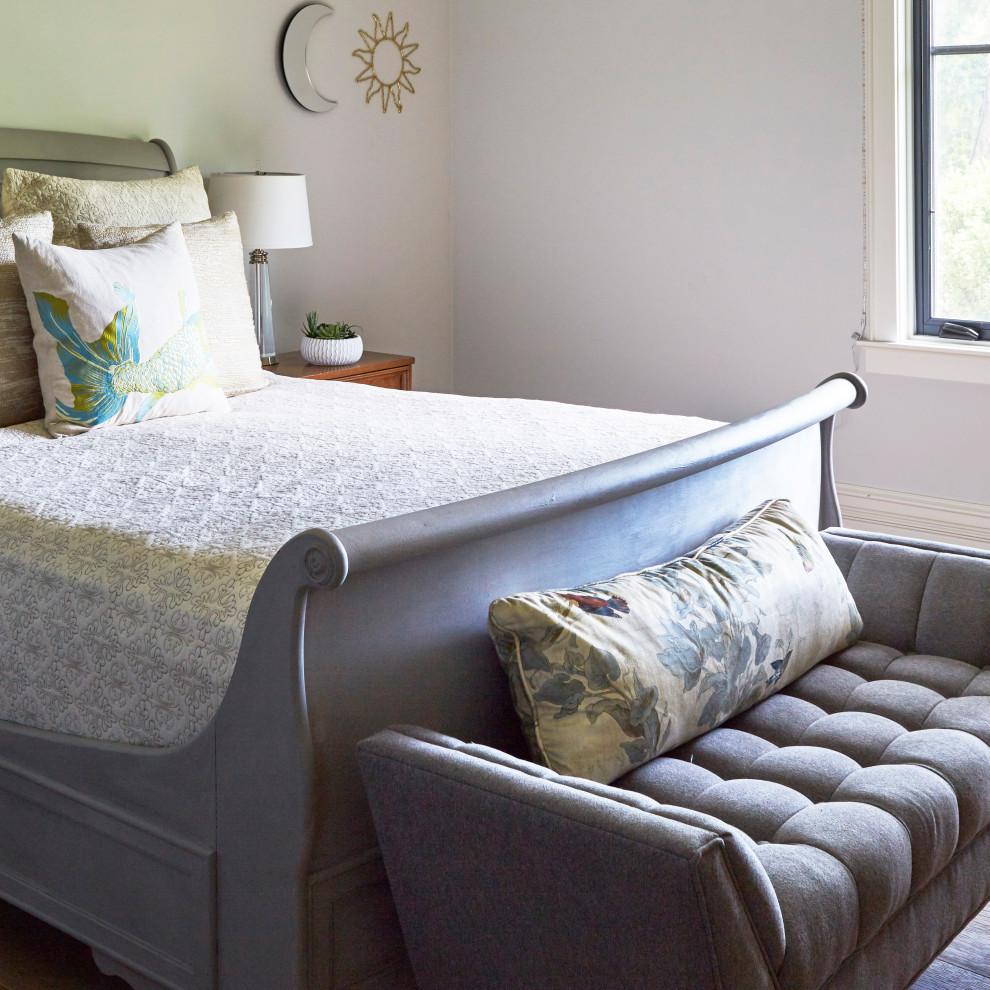 Идея дизайна: гостевая спальня (комната для гостей) в стиле фьюжн с серыми стенами, светлым паркетным полом и коричневым полом