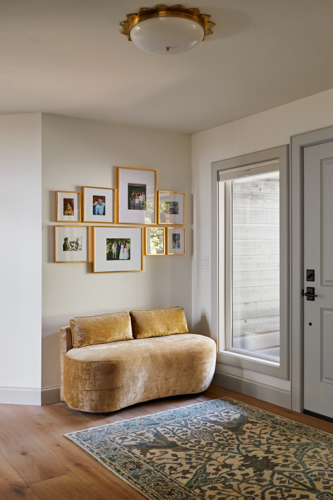 Transitional entryway photo in Seattle