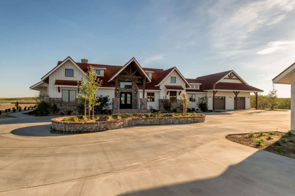 Example of a large mountain style detached three-car garage design in Sacramento