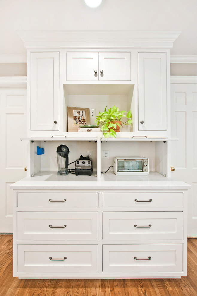 Example of a transitional kitchen design in Nashville