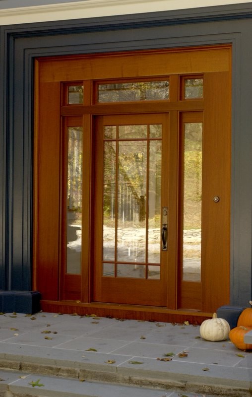 Example of a classic entryway design in New York