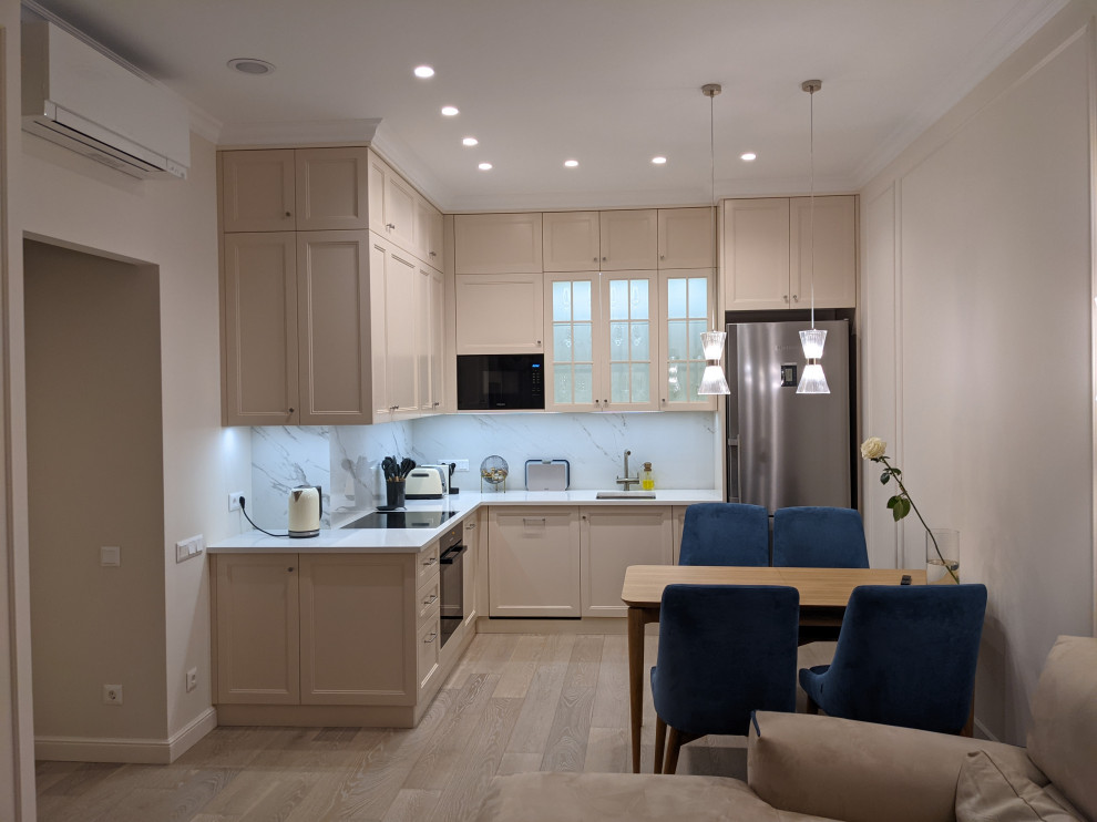 Маленькая белая кухня в неоклассическом стиле