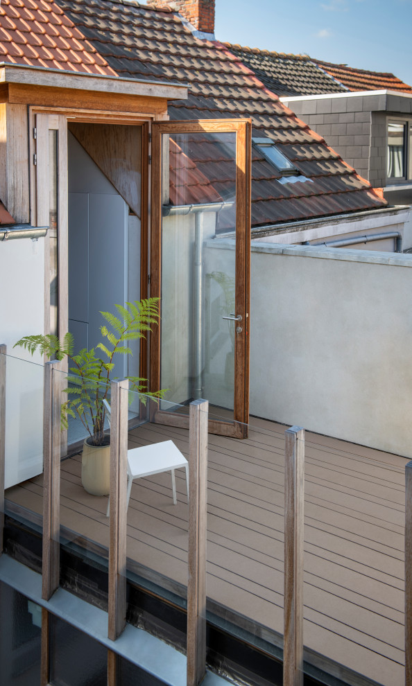 Esempio di una piccola terrazza moderna in cortile e sul tetto con nessuna copertura e parapetto in materiali misti