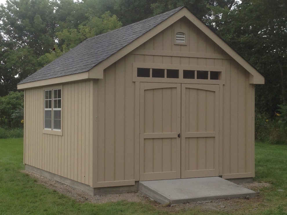 Design ideas for a mid-sized traditional detached garden shed in Minneapolis.