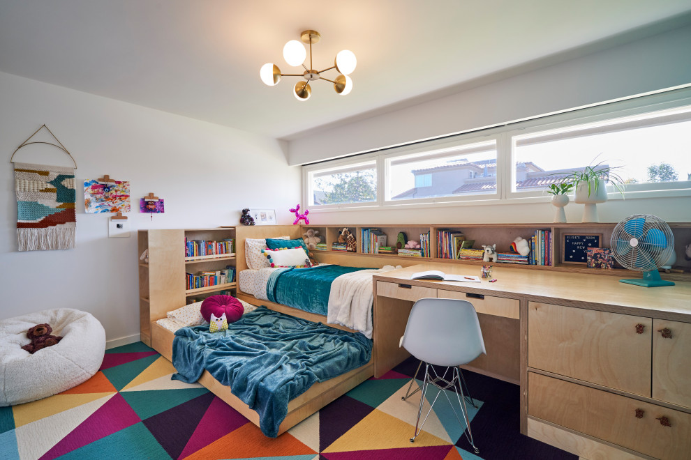 Cette photo montre une chambre d'enfant de 4 à 10 ans rétro de taille moyenne avec un mur blanc, moquette et un sol multicolore.