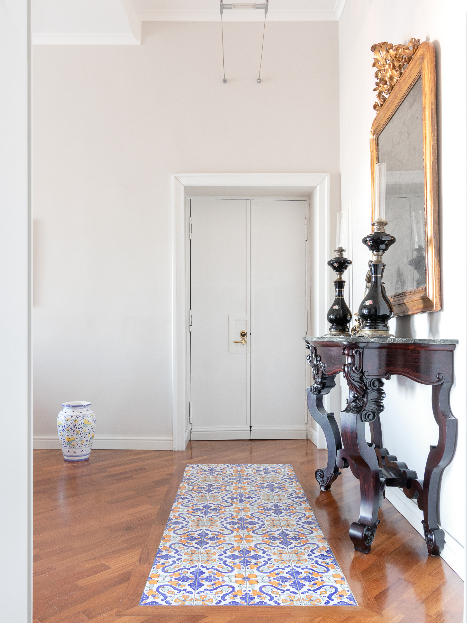 ミッドセンチュリースタイルのおしゃれな玄関 (マルチカラーの床) の