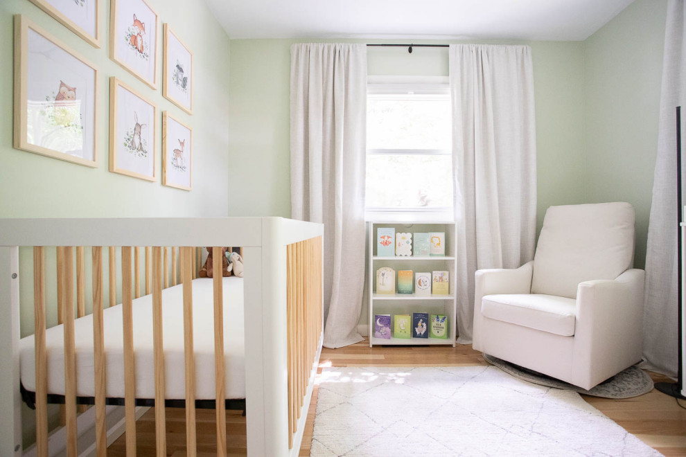 Idee per una piccola cameretta per neonati neutra minimal con pareti verdi e parquet chiaro
