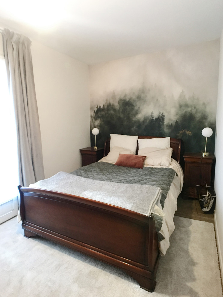Foto på ett litet vintage sovrum, med beige väggar och ljust trägolv