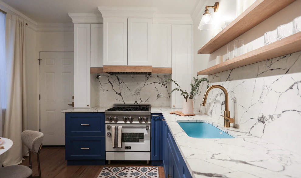 Idéer för att renovera ett avskilt, mellanstort vintage vit vitt l-kök, med en undermonterad diskho, släta luckor, blå skåp, bänkskiva i kvarts, gult stänkskydd, stänkskydd i sten, färgglada vitvaror, klinkergolv i keramik och blått golv