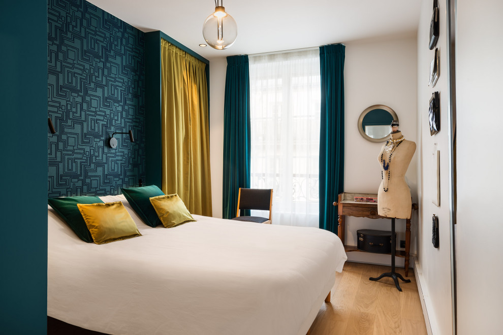 パリにあるコンテンポラリースタイルのおしゃれな客用寝室 (白い壁、無垢フローリング、暖炉なし、茶色い床、白い天井) のインテリア
