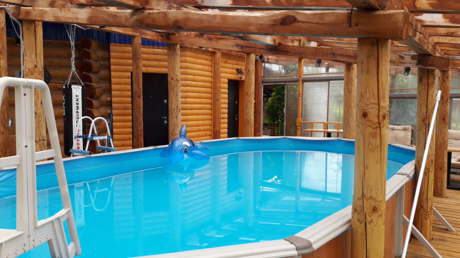 Деревянный дом с фасадом из металического сайдинга, баня с бассейном.