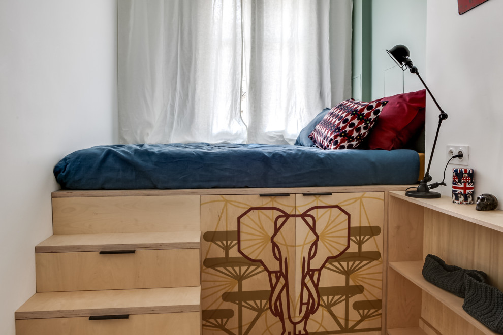 Foto de dormitorio ecléctico pequeño con paredes blancas y suelo de madera en tonos medios