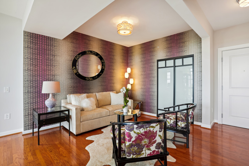 Immagine di un piccolo soggiorno etnico aperto con pareti viola, pavimento in legno massello medio, nessuna TV e pavimento marrone