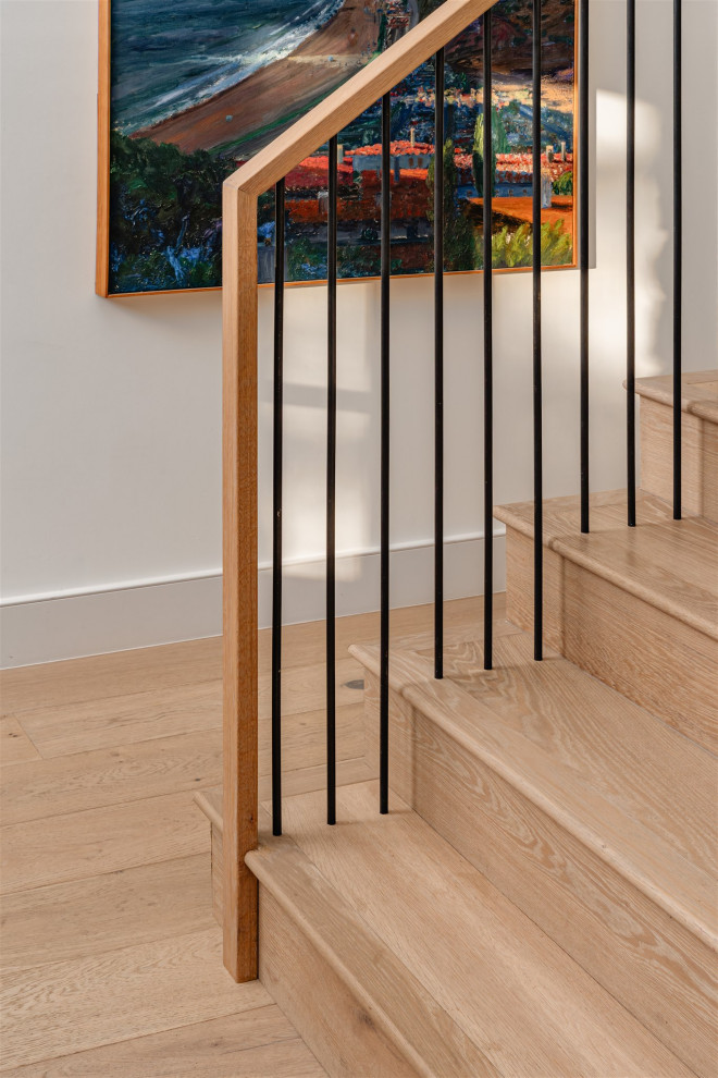 Идея дизайна: деревянная лестница в стиле неоклассика (современная классика) с деревянными ступенями и перилами из смешанных материалов