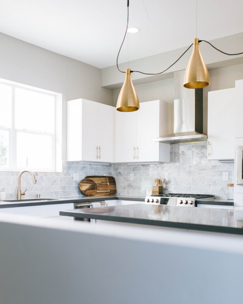 Idéer för att renovera ett mellanstort funkis grå grått kök, med en dubbel diskho, släta luckor, vita skåp, bänkskiva i kvarts, vitt stänkskydd, stänkskydd i marmor, rostfria vitvaror, mörkt trägolv, en köksö och brunt golv