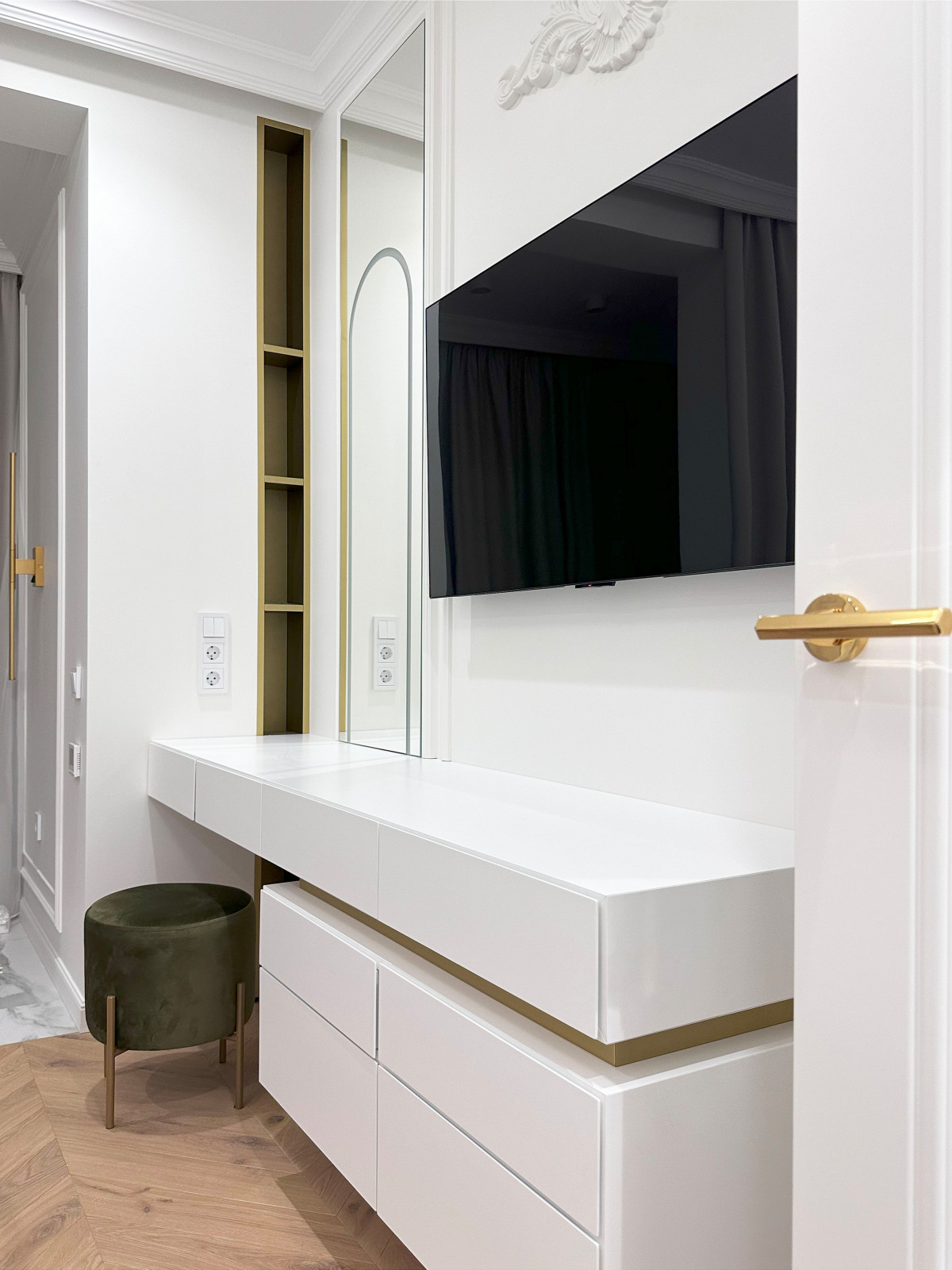 Золотой цвет в спальне