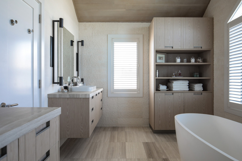 Exemple d'une salle de bain moderne avec un placard à porte plane, des portes de placard marrons, une baignoire indépendante, un combiné douche/baignoire, un lavabo posé, un plan de toilette en bois, un sol marron, un plan de toilette marron, meuble simple vasque, meuble-lavabo suspendu et un mur blanc.