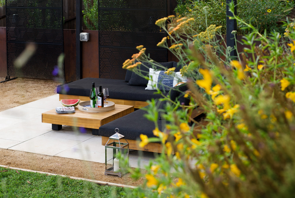 Esempio di un giardino xeriscape industriale esposto in pieno sole di medie dimensioni e dietro casa in primavera con graniglia di granito e recinzione in legno