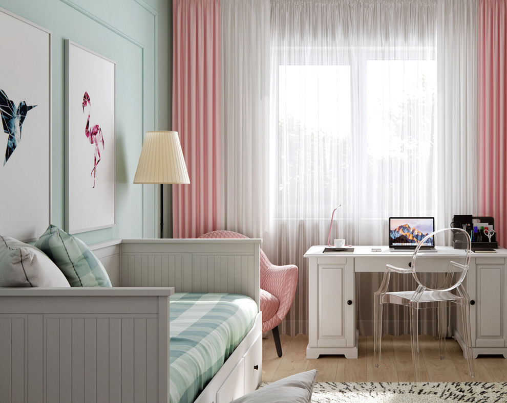 Small beach style kids' room in Valencia with light hardwood floors and beige floor for girls.