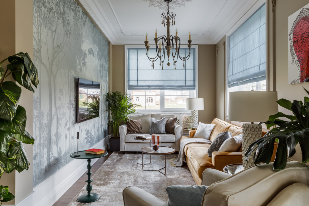 На фото: гостиная комната в стиле неоклассика (современная классика) с серыми стенами, угловым камином, фасадом камина из камня и телевизором на стене с