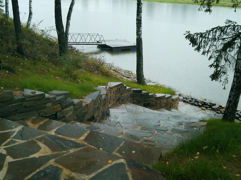 Спуск на набережную из рваного камня
