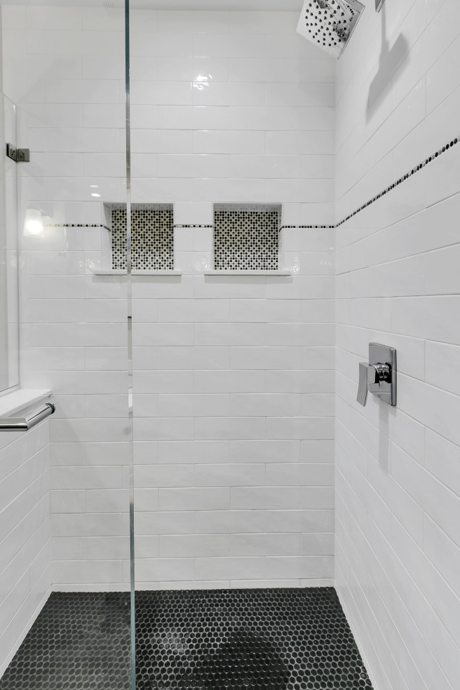На фото: детская ванная комната среднего размера в стиле неоклассика (современная классика) с фасадами в стиле шейкер, черными фасадами, ванной в нише, душем в нише, раздельным унитазом, белой плиткой, плиткой кабанчик, серыми стенами, полом из плитки под дерево, врезной раковиной, столешницей из искусственного кварца, бежевым полом, открытым душем, бежевой столешницей, нишей, тумбой под одну раковину и напольной тумбой