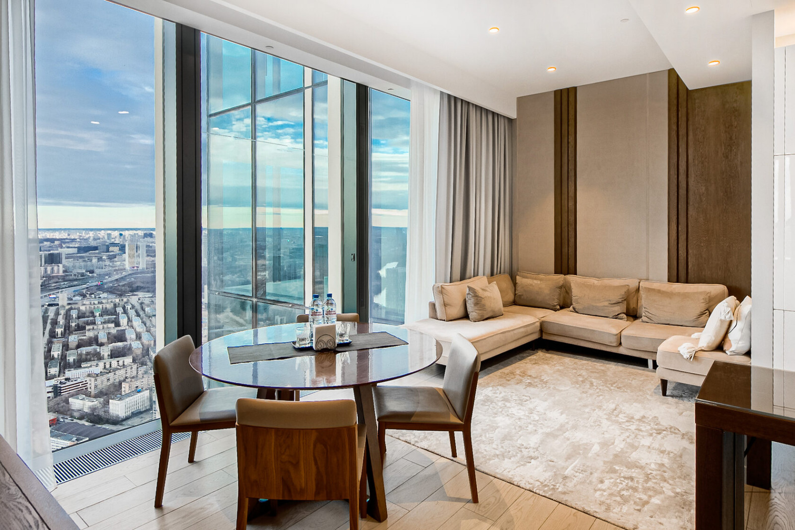 Белая кухня в ЖК Нева Тауэрс