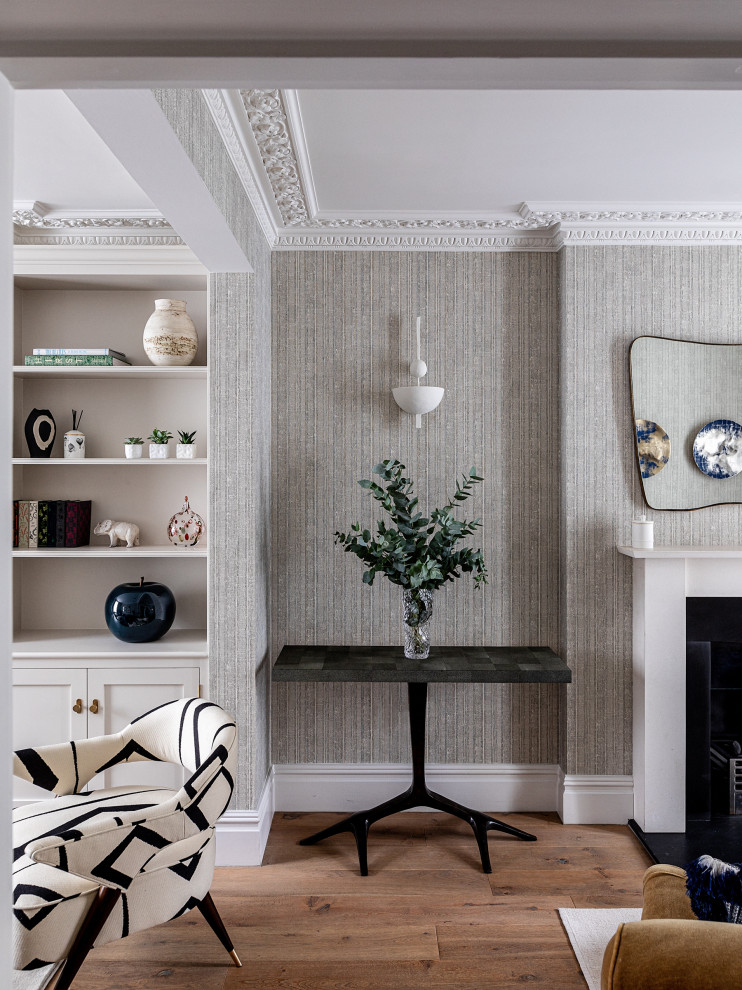 Mittelgroßes Modernes Wohnzimmer mit grauer Wandfarbe, hellem Holzboden, braunem Boden und Tapetenwänden in London