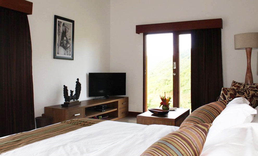 Пример оригинального дизайна: огромная спальня в морском стиле с полом из керамической плитки и коричневым полом