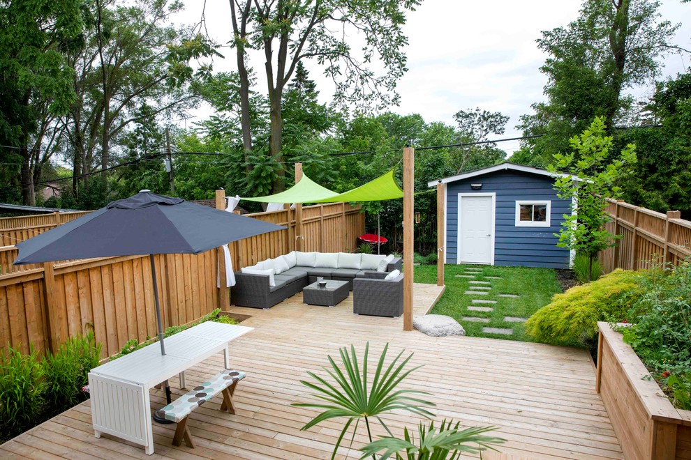 Design ideas for an arts and crafts deck in Toronto.