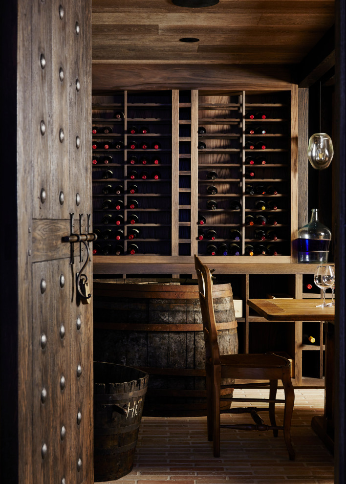 Cette image montre une grande cave à vin design avec tomettes au sol et des casiers.