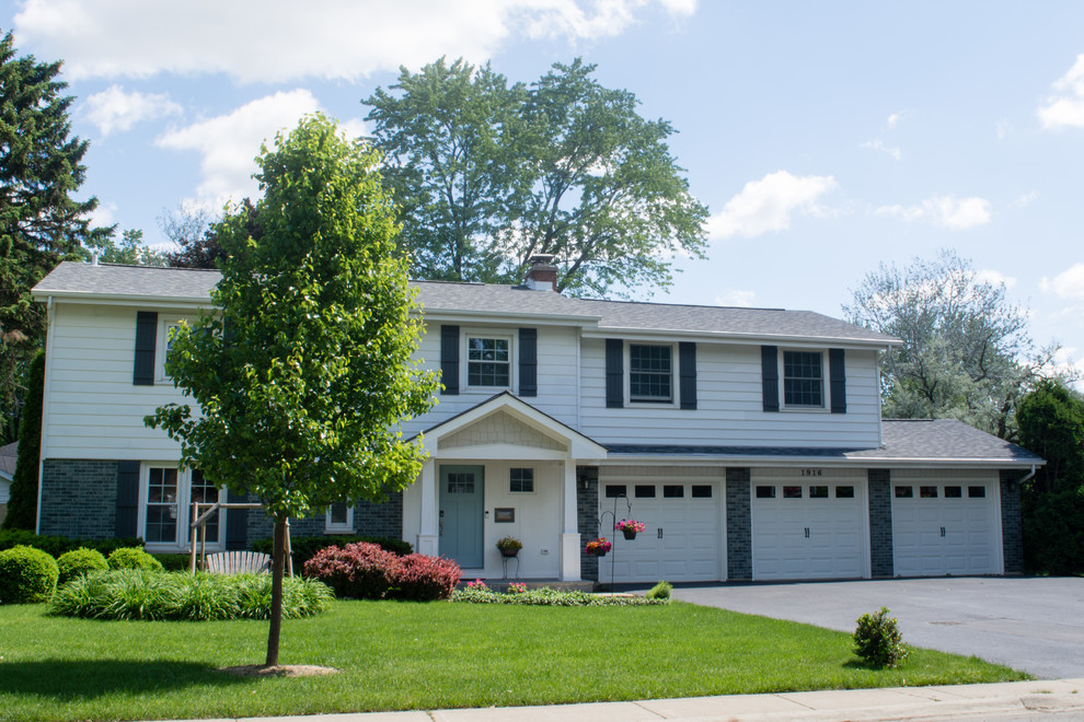 Inspiration for a transitional home design remodel in Chicago