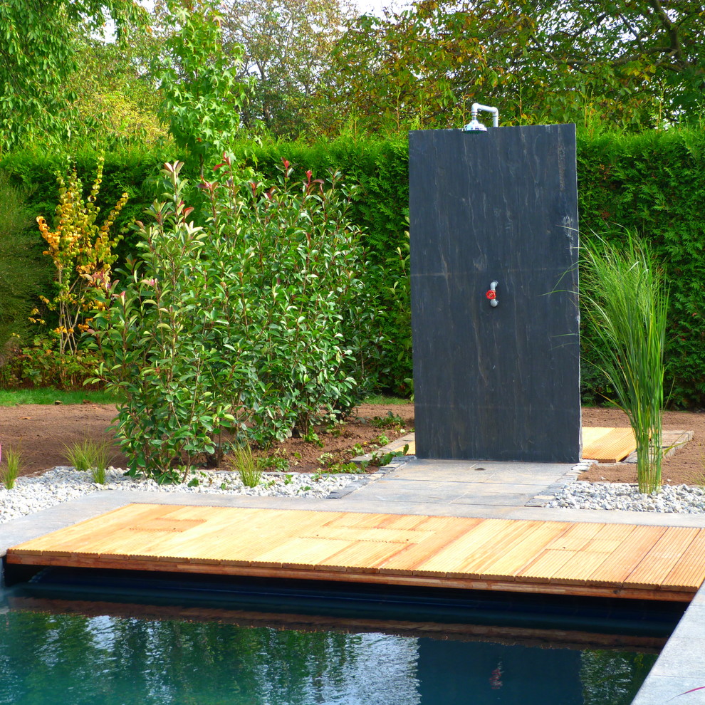 Moderner Schwimmteich in rechteckiger Form in Frankfurt am Main