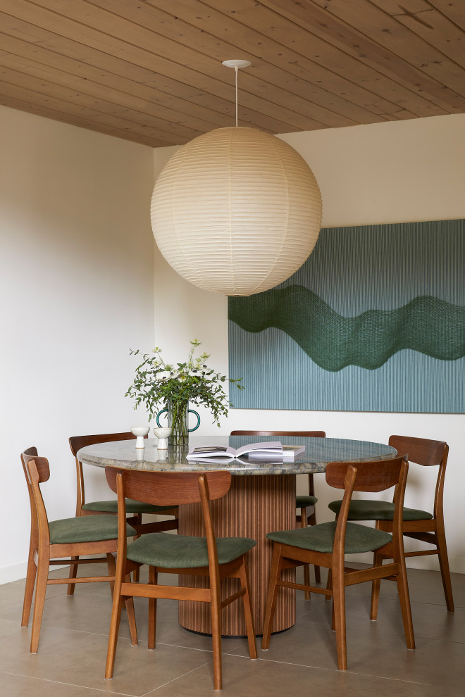 Réalisation d'une petite salle à manger ouverte sur le salon vintage avec un mur blanc, un sol en carrelage de porcelaine, un sol beige et un plafond en bois.
