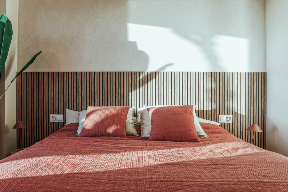 Mediterranes Schlafzimmer mit Tapetenwänden in Malaga