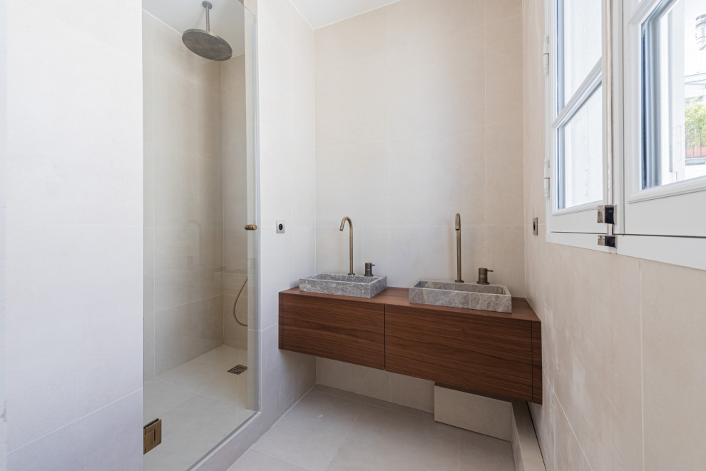 Inspiration for a medium sized contemporary shower room bathroom in Paris with beaded cabinets, dark wood cabinets, an alcove shower, beige tiles, ceramic tiles, beige walls, ceramic flooring, a vessel sink, beige floors, an open shower, a wall niche, double sinks and a floating vanity unit.
