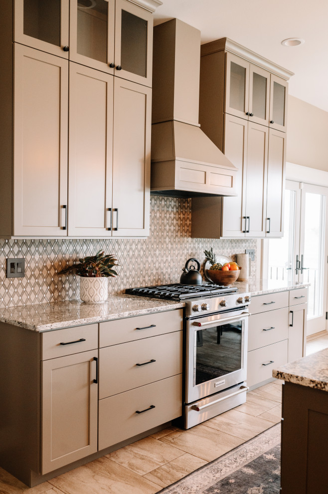 Foto di una cucina parallela chic chiusa con ante in stile shaker, top in granito e elettrodomestici in acciaio inossidabile