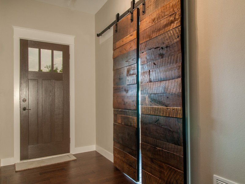 Entryway - rustic entryway idea in Cedar Rapids